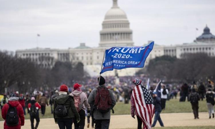 pro Trump mob waltz into US Capitol