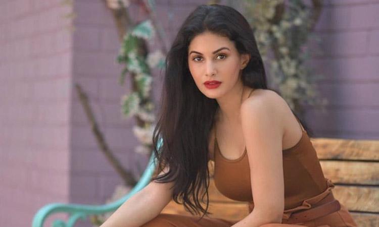Bollywood, Amyra Dastur, Saif Ali Khan