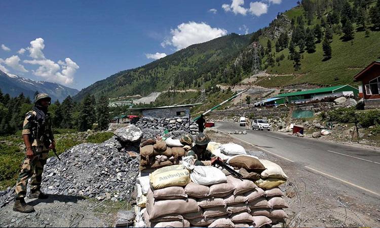 3 infiltrators killed, 4 army soldiers injured