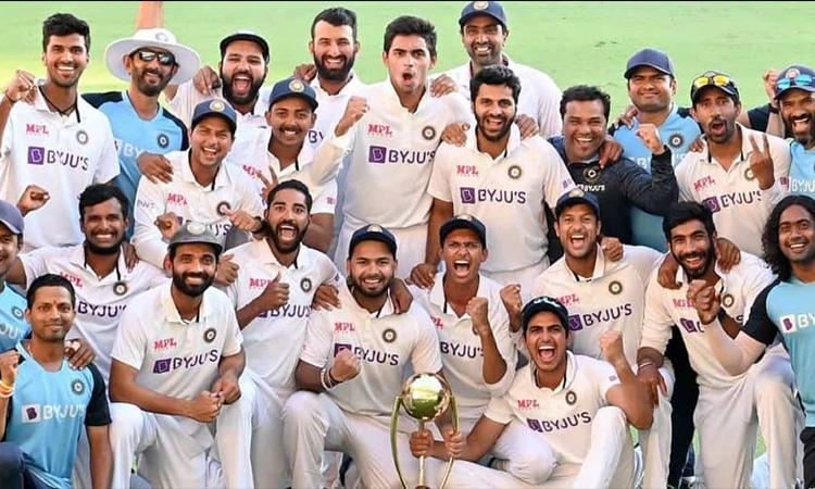 India lifts Border- Gavaskar  trophy