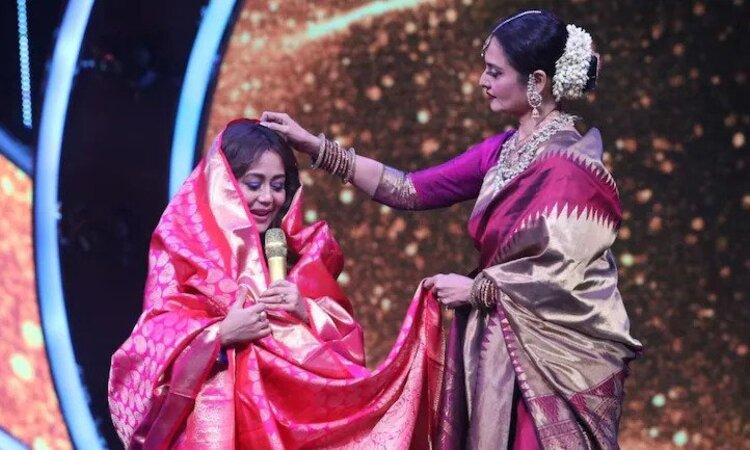 Rekha, Bollywood, Neha Kakkar, Indian Idol, Rekha gifts Neha kakkar a saree
