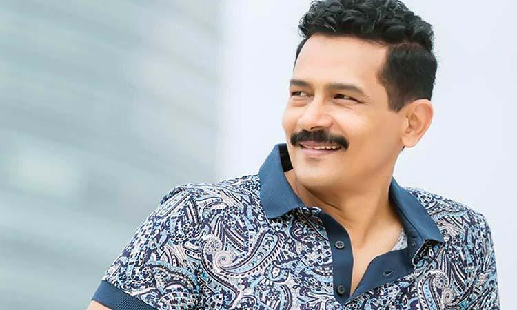 Bollywood-Atul Kulkarni-Social Media-Social divide
