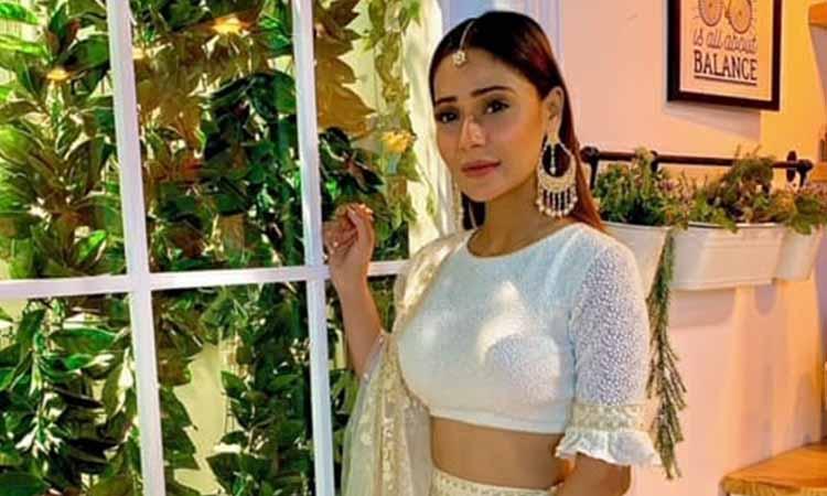 Bollywood-Sara Khan-Singing-Actress