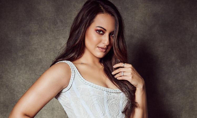 Bollywood, Sonkashi Sinha, Sonakshi Sinha photos, Sonakshi Sinha instagram Sonakshi Sinha urges people to contribute to  fighting Covid