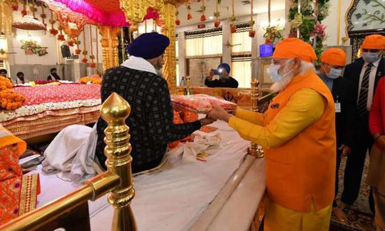 Prime Minister of India, Narendra Modi, Narendra Modi at Sis Ganj Sahib, Narendra Modi offers prayers to Guru Teg Bahadur