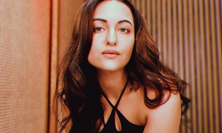 Sonakshi Sinha checks in on fans, asks them to 'hang in there'