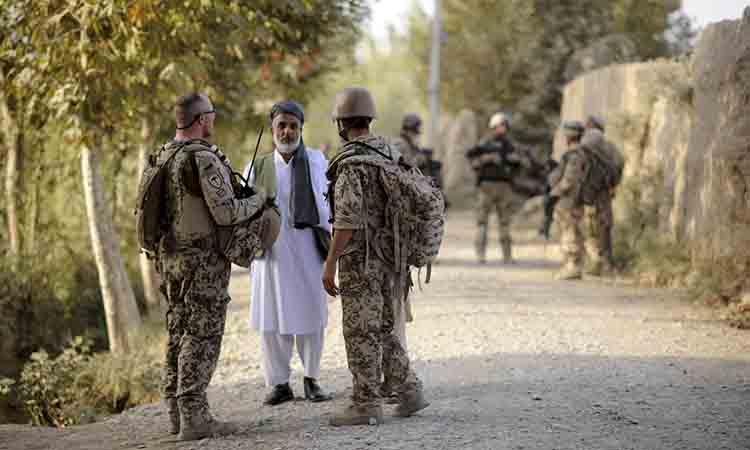 Afghan civilians take up arms against Taliban