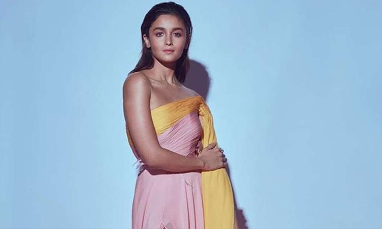 Bollywood, Alia Bhatt, Alia Bhatt pictures, Alia Bhatt hot pictures, Alia Bhatt saree pictures, Alia Bhatt traditional look, Top 10 pictures of Alia Bhatt that shows she is the queen of traditional looks
