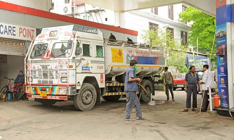 Petrol-costlier-diesel-rate-cut-1st-time-in-3-months