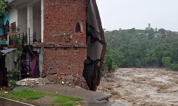 Heavy-rain-lashes-Dharamsala,-causes-flash-flood-like-situation