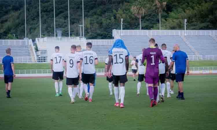 German-football-Players-leaving-pitch