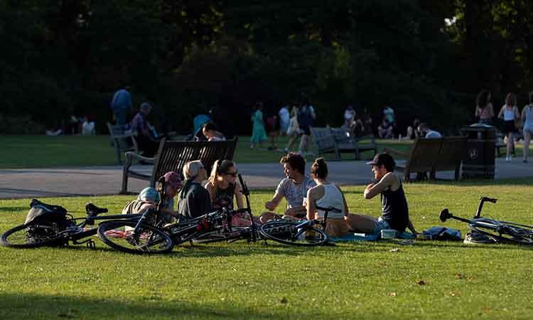 Peope-enjoying-sunshine-park