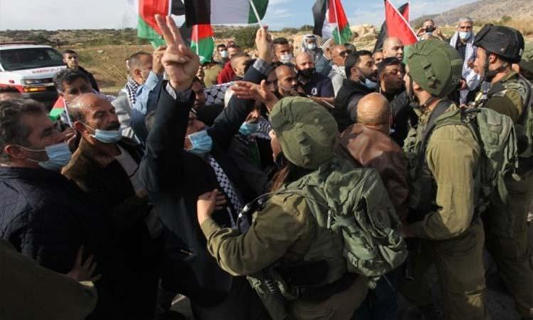 Palestine-protestors-clash-israeli-soldiers