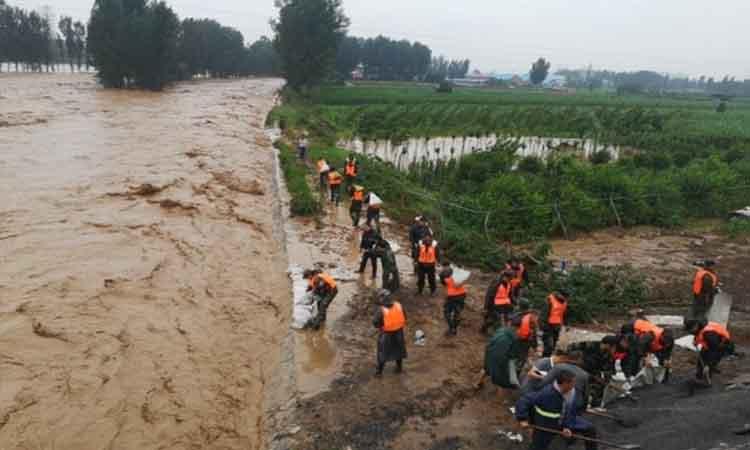 Relief-worker-working-floods