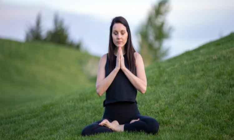 Woman-doing-meditation