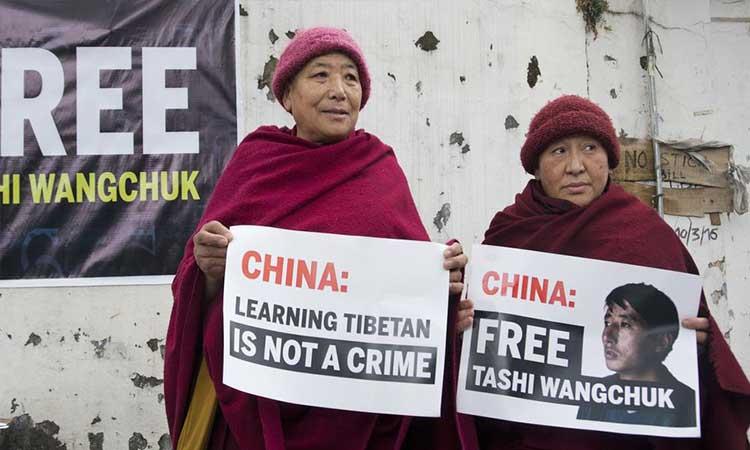 Tibetan-people-protesting-china