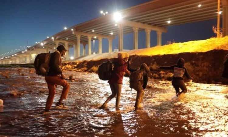 Migrants-attempting-cross-Rio-Bravo-river-border-between-Mexico-United-States