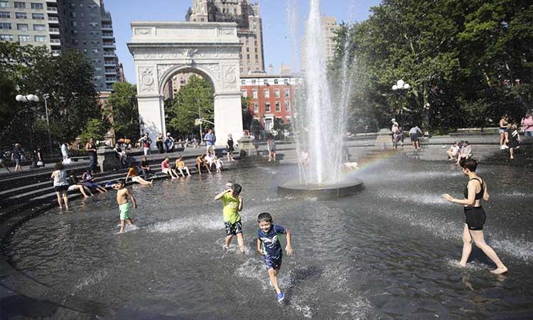 People-cool-themselves-fountain-Washington-Square-Park