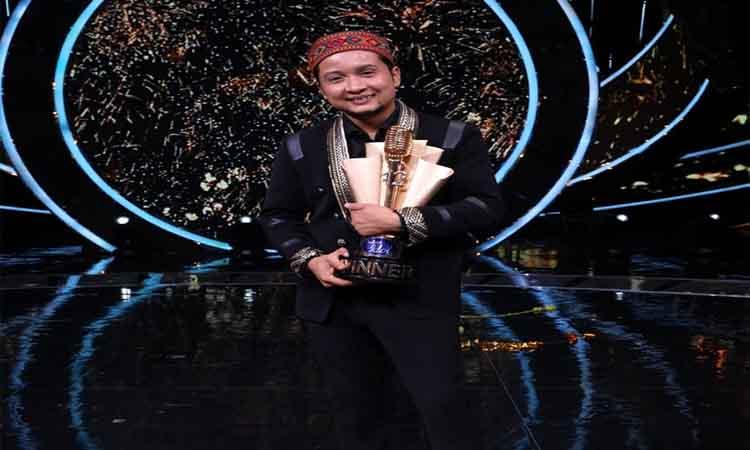 Pawandeep-Rajan-'Indian Idol 12'-trophy.