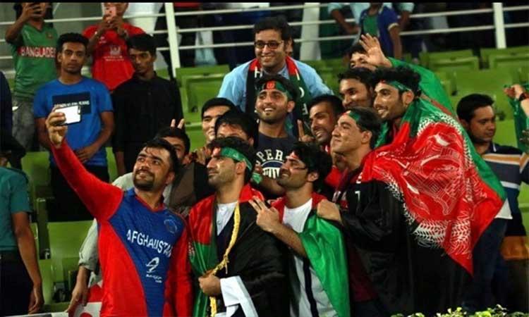 Rashid-Khan-taking-selfie-fans