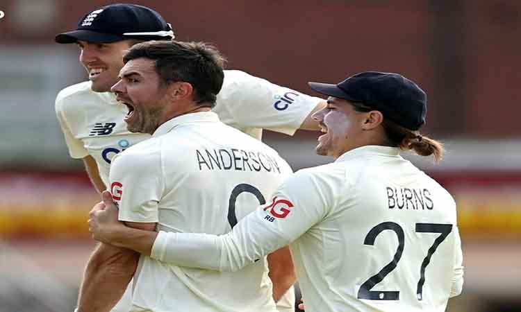 England-players-celebrating-taking-wicket