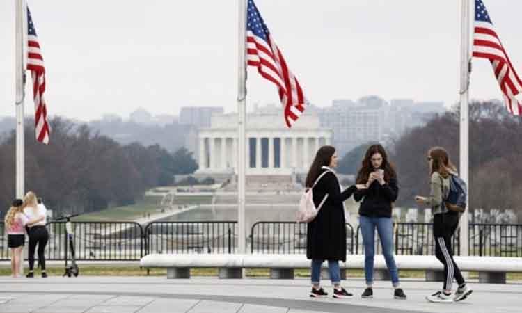 People-near-Washington-Monument-Washington