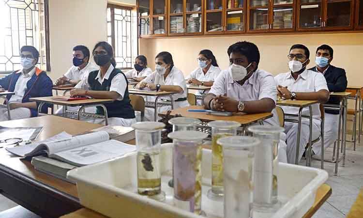 Students-wearing-face-masks