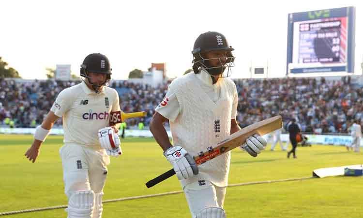English-Batsmen-going-pavilion