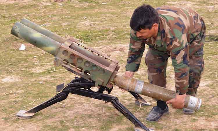 Afghan-army-soldier-prepares-launch-missile