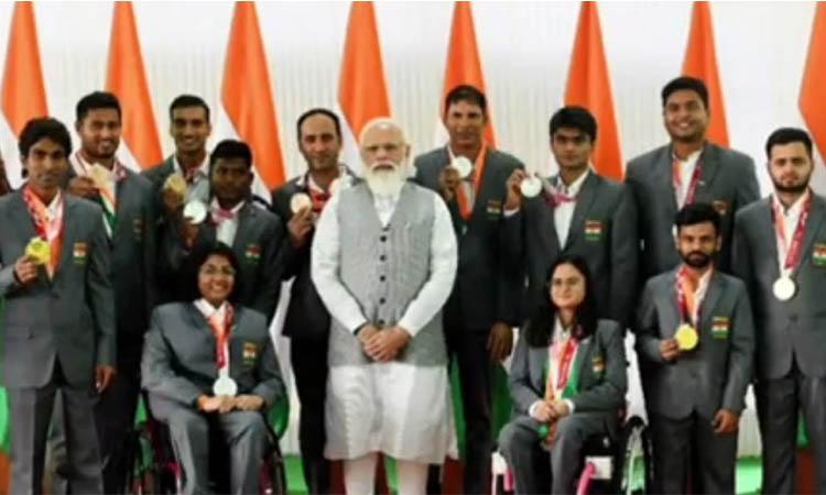 PM-Modi-with- Paralympians