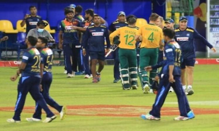De-Kock's-half-century-Shamsi's-bowling-help-SA-clinch-T20I-series-vs-Sri-Lanka