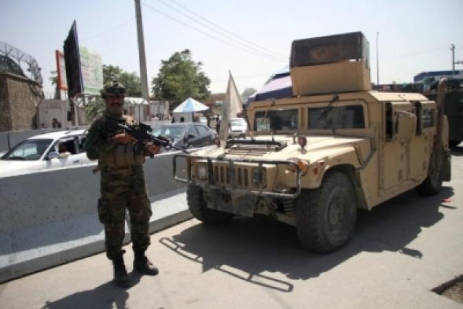 Taliban-fighters-force-men-into-car-boots