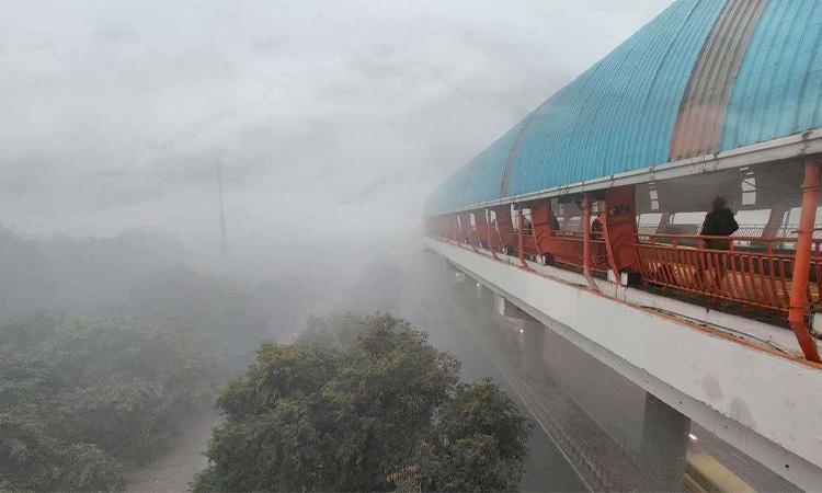 Dense-fog-engulfs-Delhi