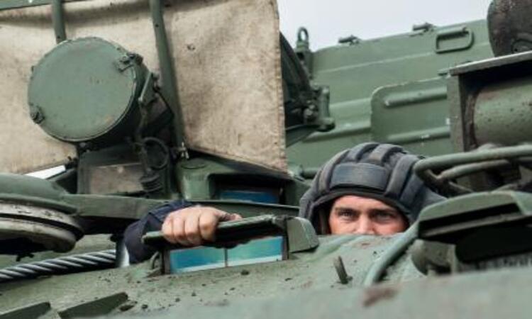 russia-battle-tank-near-ukriane