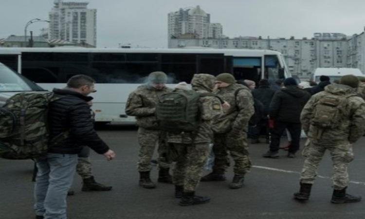 people-in-kiev-fight-russian-military-forces