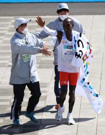Kipchoge-breaks-course-mark-to-win-Tokyo-Marathon