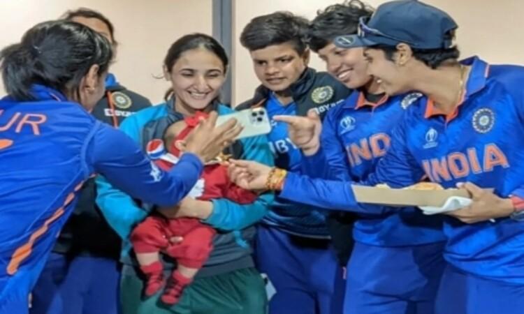 Indian women's team shares a heart-warming moment with Pak skipper Maroof's daughter