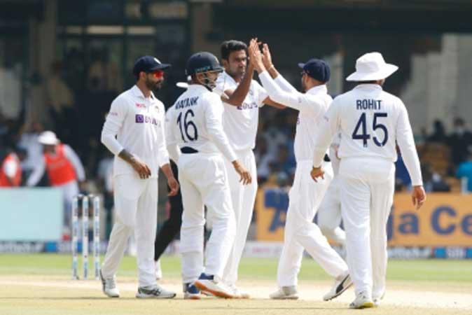 india-strike-back-with-three-wickets