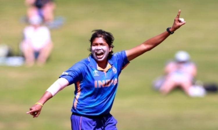 women's-cricket-team-jhulan-goswami
