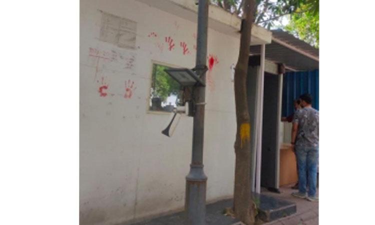 Vandalism-outside-Kejriwal's-house