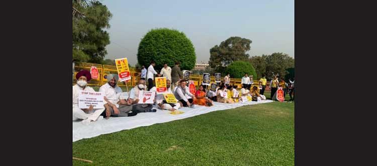 Congress-MPs-protest-against-fuel-price-hike