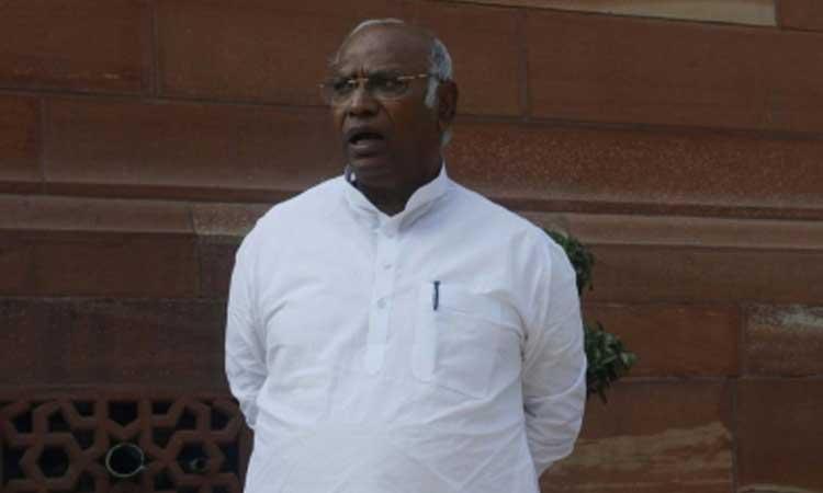 Mallikarjun-Kharge-reaches-ED-office