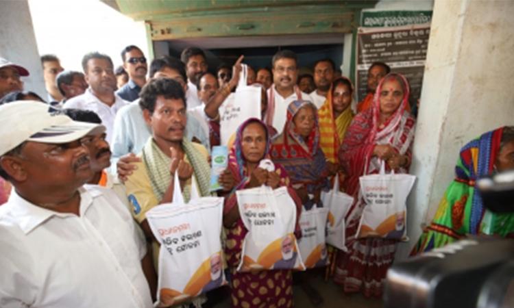 Union-Minister-Dharmendra-Pradhan-hands-over-ration-kits-to-beneficiaries-during-his-visit-to-PMGKAY-PDS-Center-at-Saptasajya-Gram-Panchayat-in-Dhenkanal