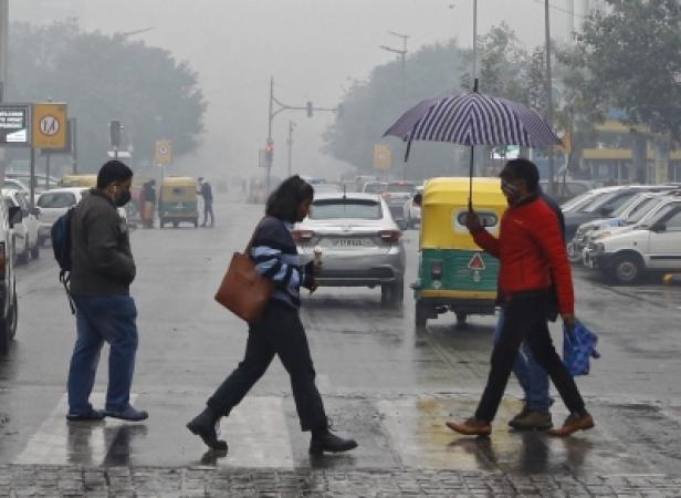 Gusty-winds-light-rainfall-provide-relief-in-delhi