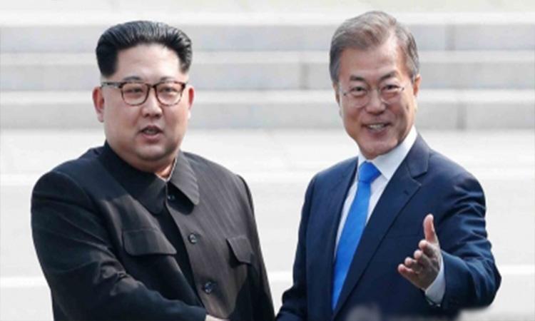 South-Korean-President-Moon-Jae-in-(R)-and-his-North-Korean-counterpart-Kim-Jong-un-shake-hands