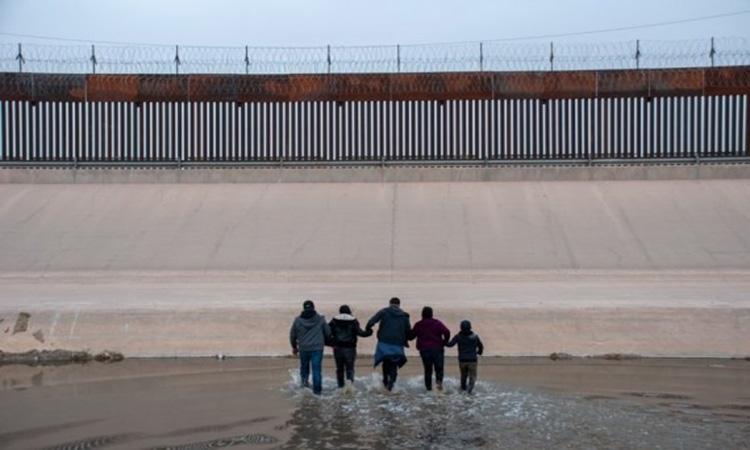 Migrants-attempting-to-cross-the-Rio-Bravo-river-on-the-border-between-Mexico-and-the-United-States