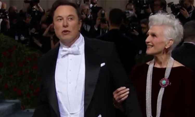 Elon-Musk-and-his-mom