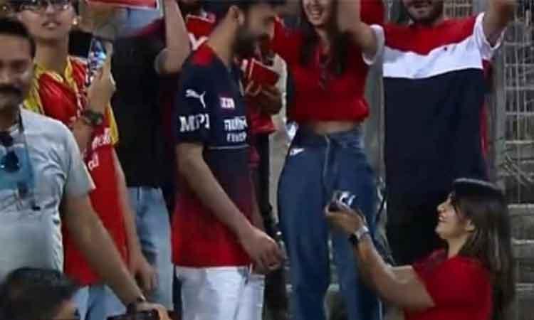 IPL-2022-Girl-proposes-to-boyfriend-during-RCB-v-CSK-match