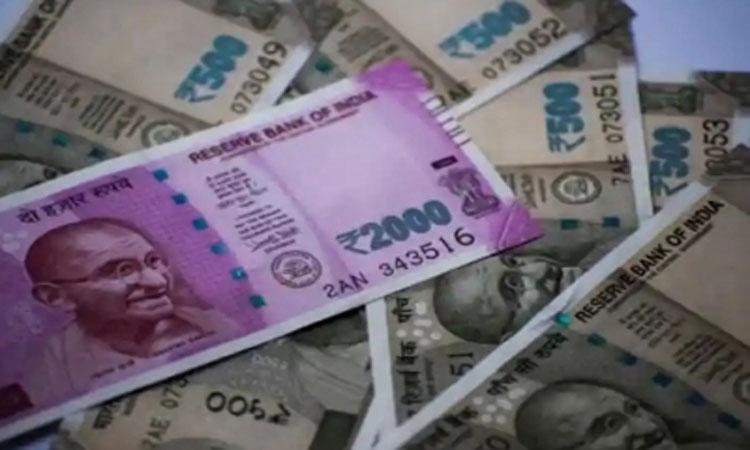 Equities-settle-low-on-weak-rupee-possible-global-policy-hardening-stance