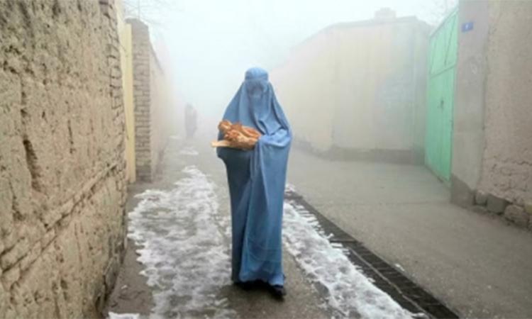 Taliban-operatives-threaten-activists-protesting-against-burqa-decree